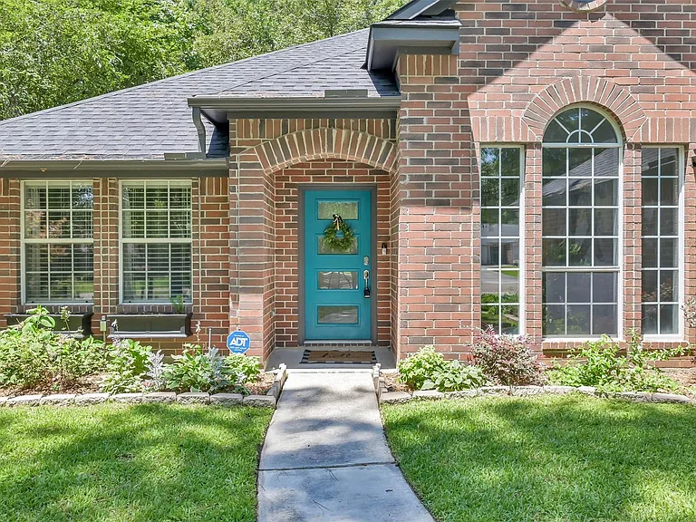 84 Oak Grove Ln — Photo 3