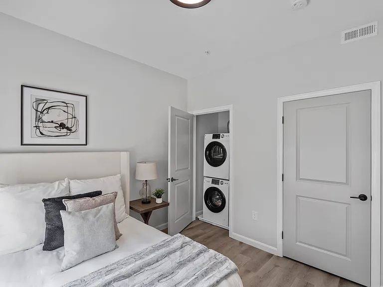 446 Waterman Avenue — Photo 5