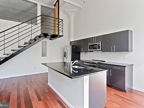 5th image of 2200 Arch St Unit 207