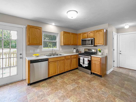 5th image of 221 Rose Ave