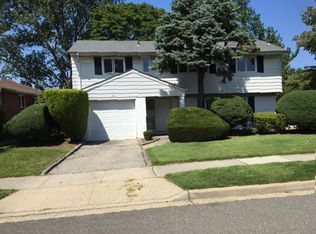 14 Nora Ln, Plainview, NY 11803