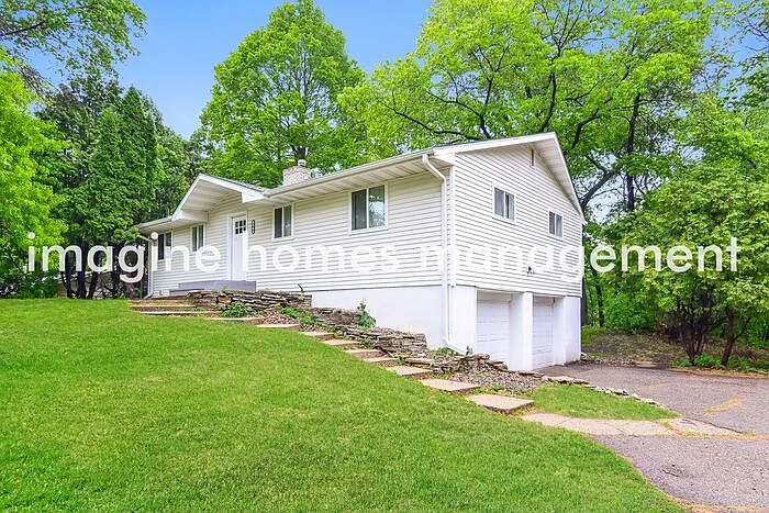 3 bed, 1.0 bath, 1624 sqft, $2,250 — Photo 2