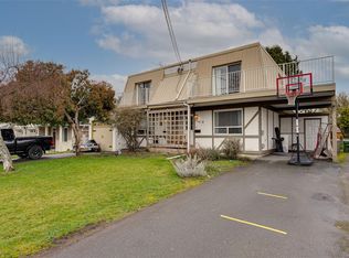 2031/2033 Melville Dr, Sidney, BC V8L2N2