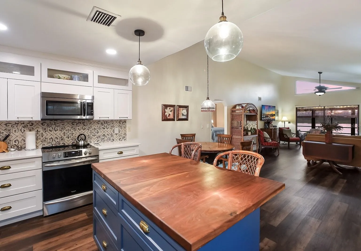 2 bed, 1280 sqft, $3,000 — Photo 4