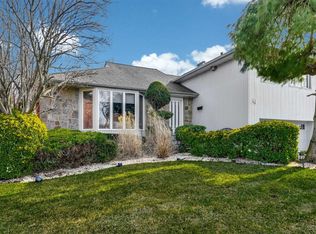 25 Sunbeam Rd, Syosset, NY 11791
