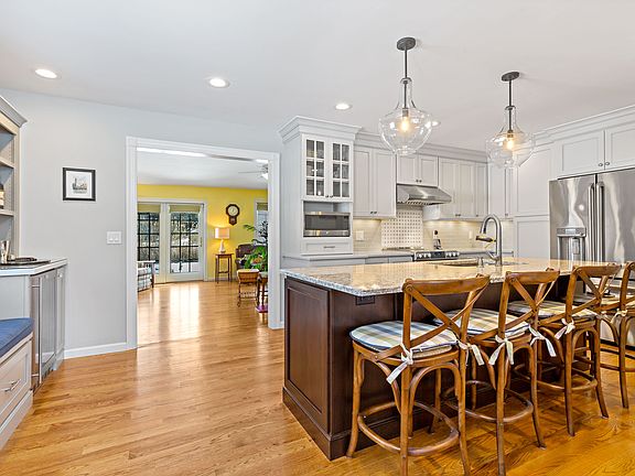 3rd image of 2888 Meadowcrest Dr