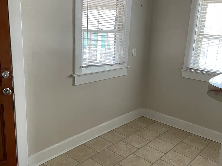 3804 Cambridge Ave — Photo 2