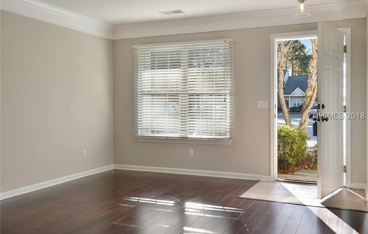 3 bed, 2.5 bath, 1550 sqft, $2,500 — Photo 2