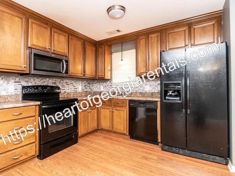 132 Coronation Dr — Photo 8
