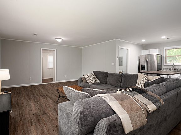 3rd image of 2516 Violet Ave