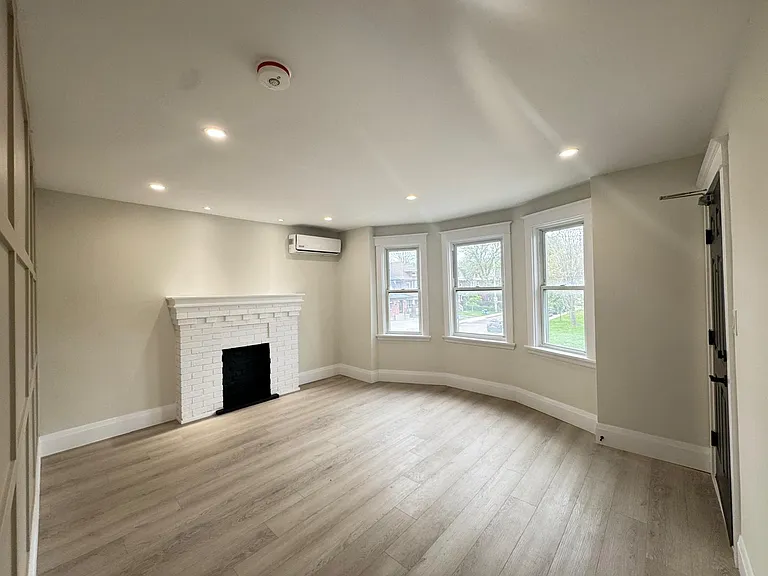 931 Main St E #4 — Photo 16
