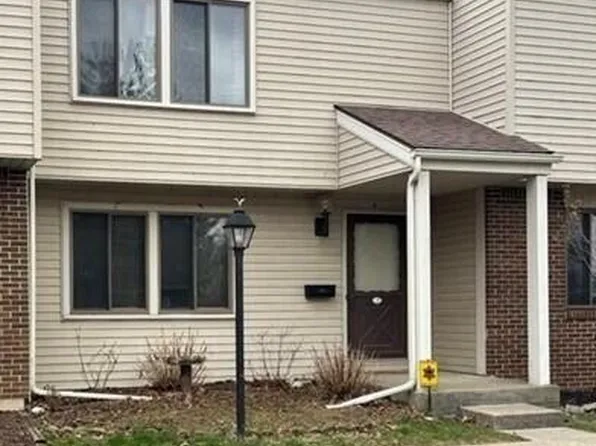 4 Meadowbrook Dr, Perrysburg, OH 43551