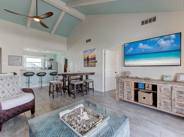 25 Flamingo Rd, Rockport, TX 78382