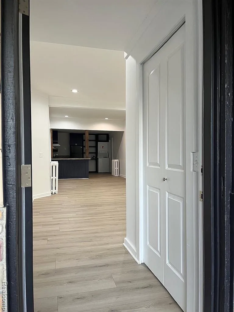 1 bed, 1.0 bath, 1600 sqft, $900 — Photo 2