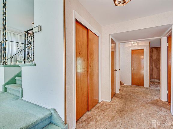 3rd image of 9 Annette Dr