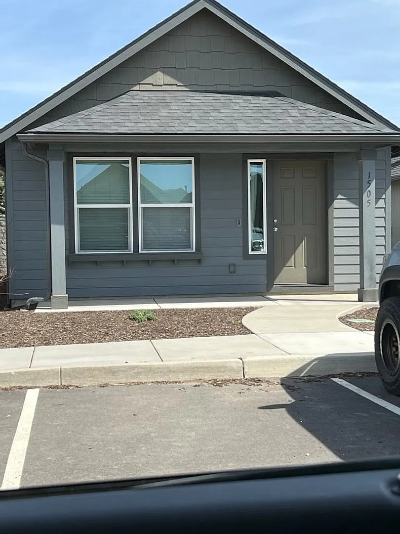 2 Bedroom / 1 Bathroom Cottage in SW Redmond OR — Photo 1