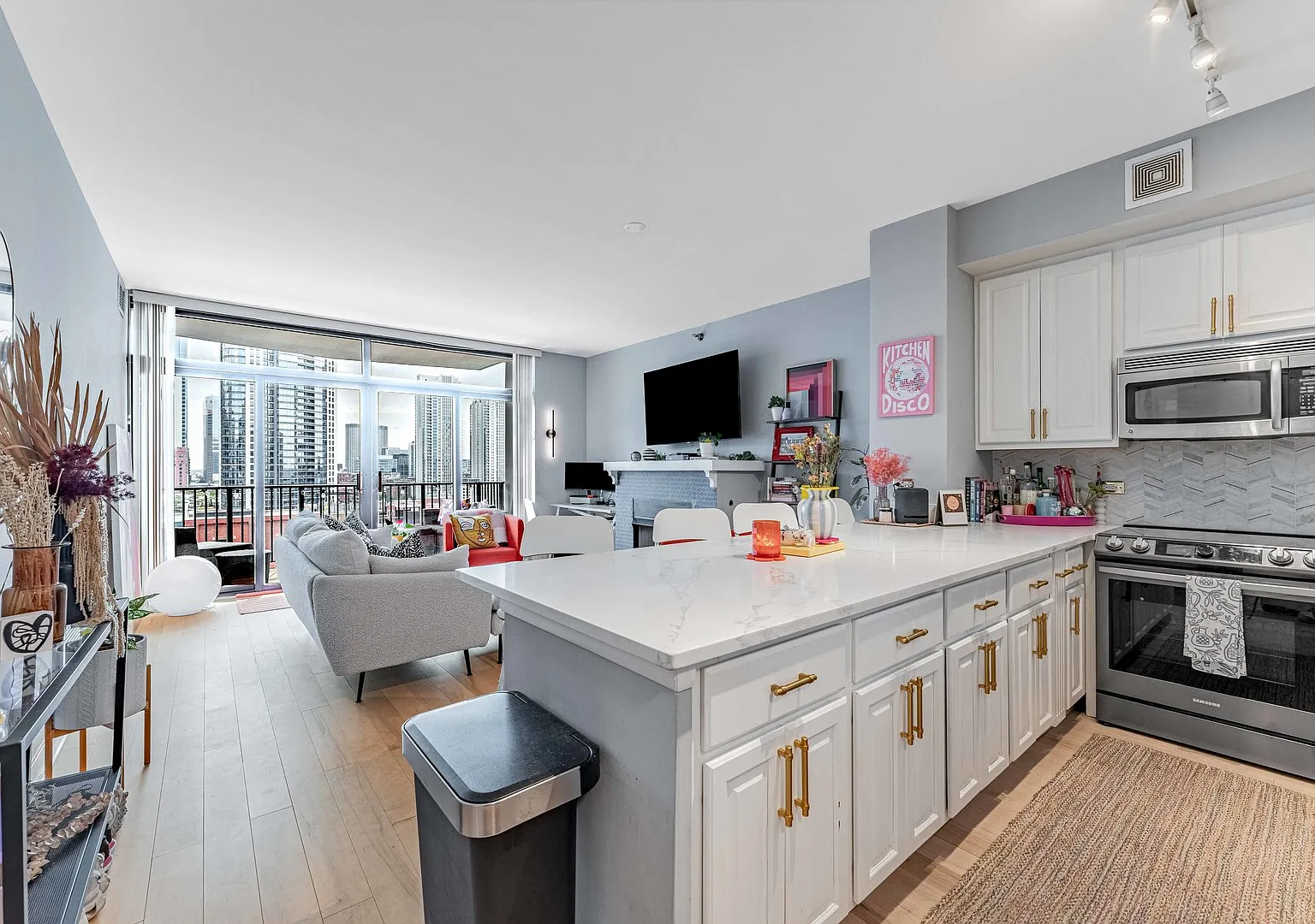 1 bed, 900 sqft, $2,700 — Photo 2