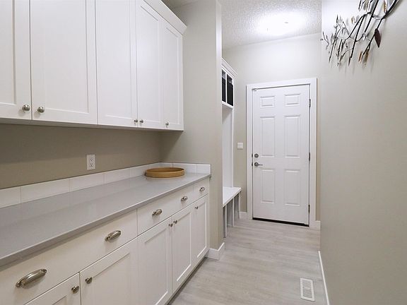 5th image of 66 Springwood Way