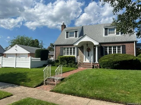 466 Croyden Road, Garden City South, NY 11530