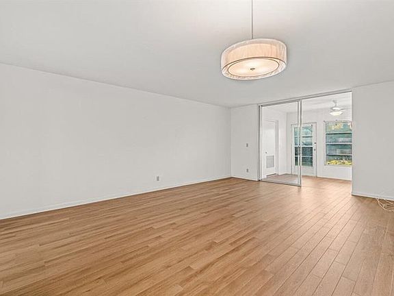 4th image of 12 Willowbrook Ln APT 104