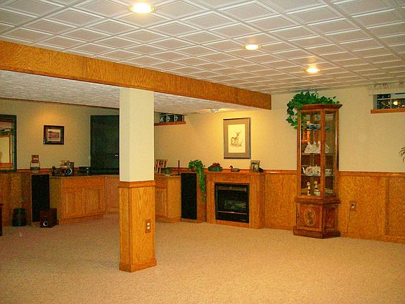 Professionally fin. bsmt, gas frplc,glass block windows.