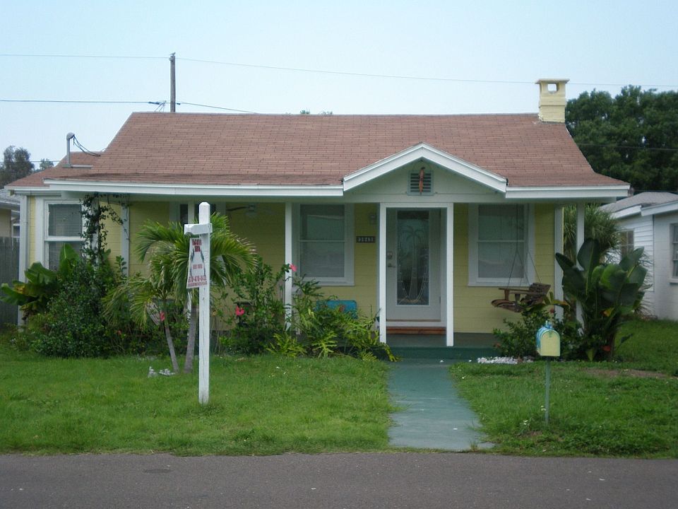 Beach Bungalow, 1 block from beach.