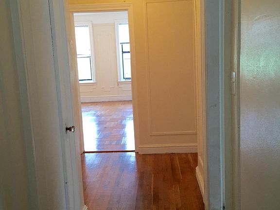 3rd image of 4130 Carpenter Ave APT 2B
