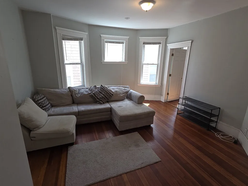4 bed, 1.0 bath, 1300 sqft, $3,600 — Photo 3