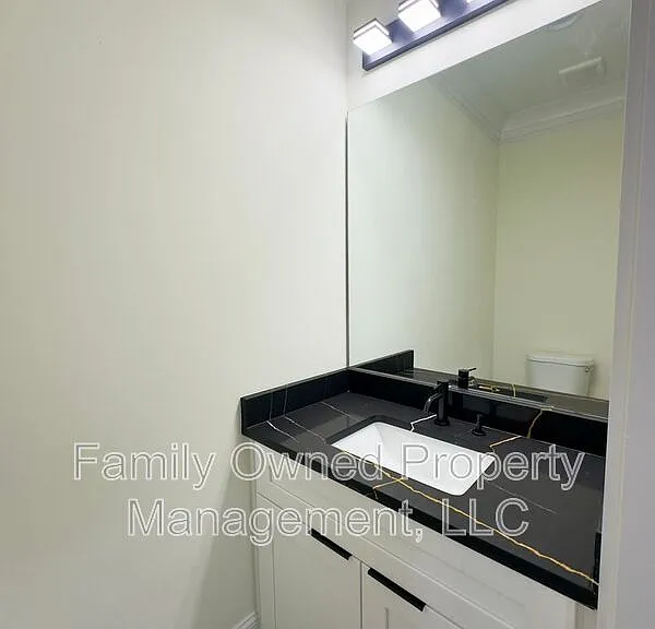 2245 Fillmore St — Photo 4