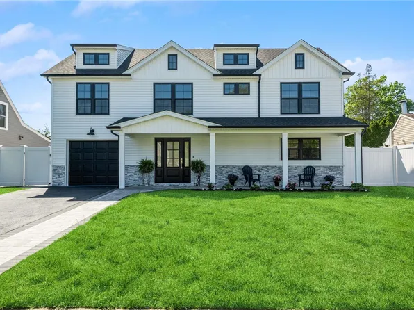 38 College Lane, Westbury, NY 11590