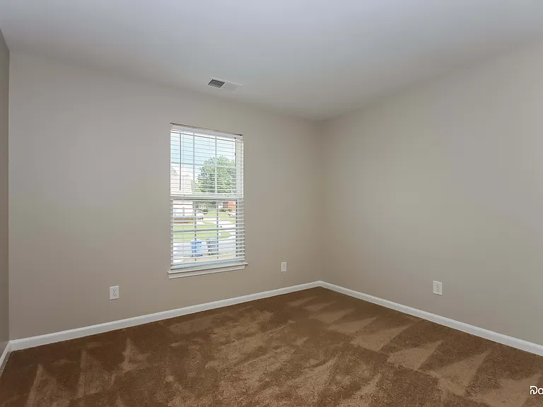 724 Georgie St — Photo 9