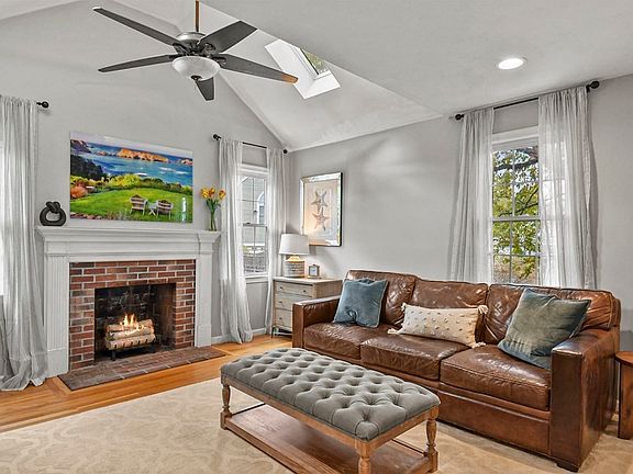 3rd image of 26 Brentwood Dr