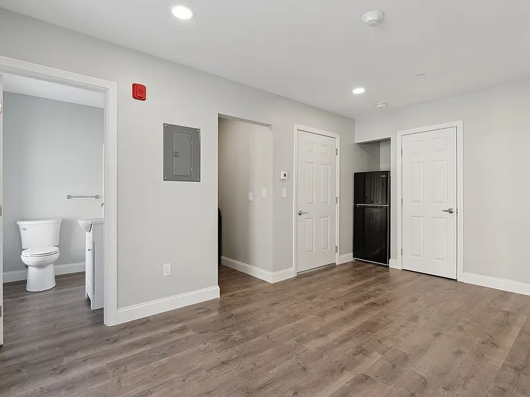 610 Congress St #8 — Photo 4