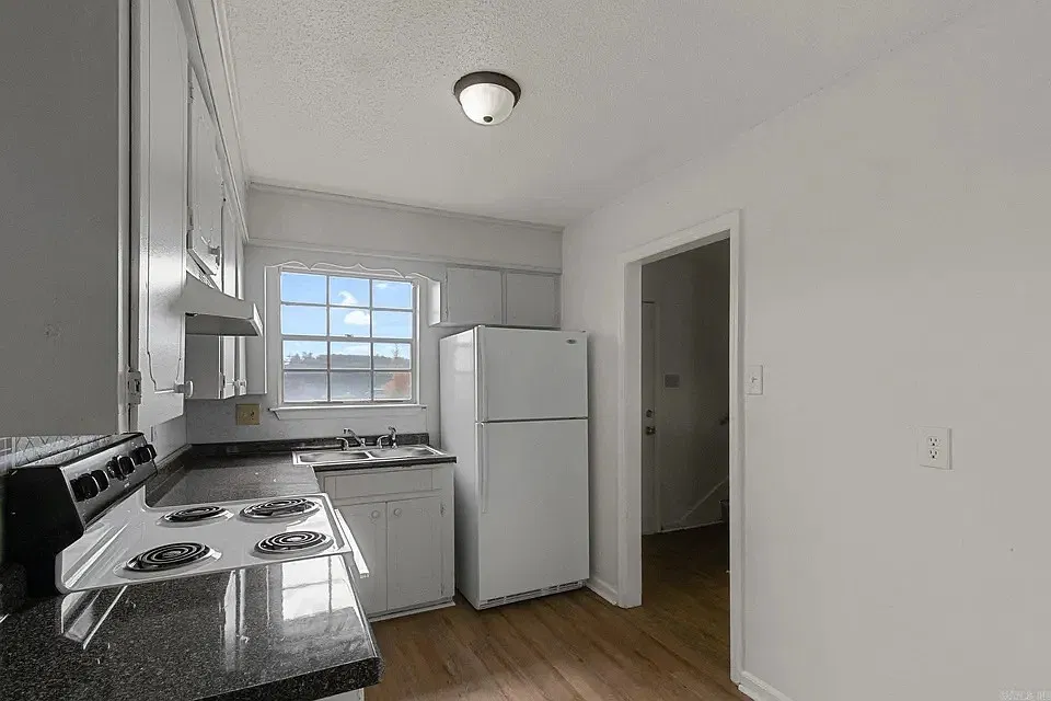 3 bed, 1.5 bath, 1100 sqft, $1,100 — Photo 1