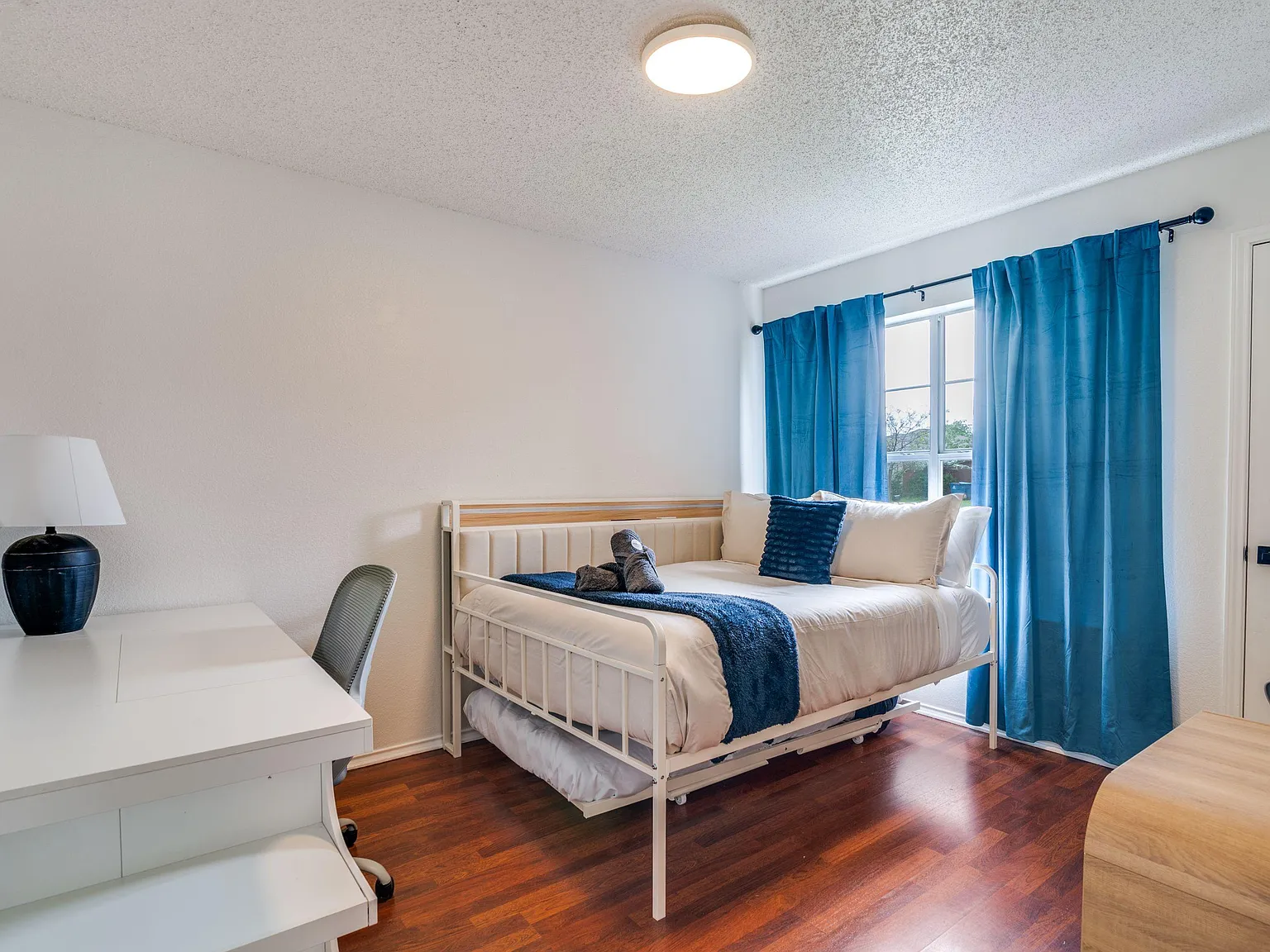 4 bed, 2.0 bath, 1882 sqft, $940 — Photo 1