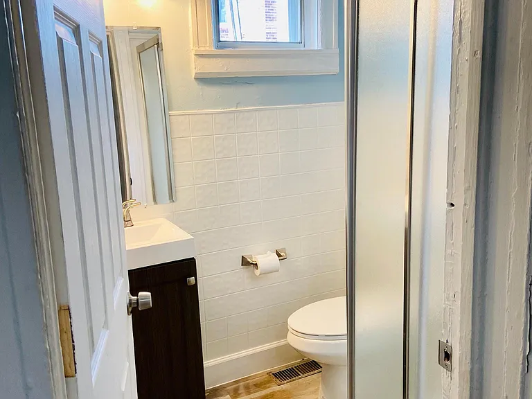 826 E 33rd St #1 — Photo 13
