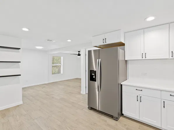 235 W Woodin Blvd #B, Dallas, TX 75224