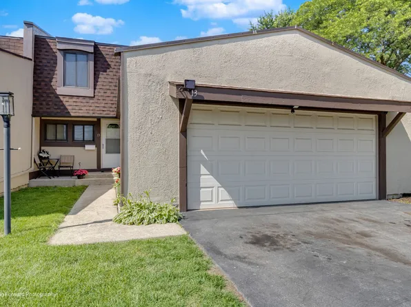 13 Sweetwood Ct, Indian Head Park, IL 60525