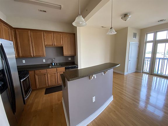 3rd image of 3 Greenwich Dr