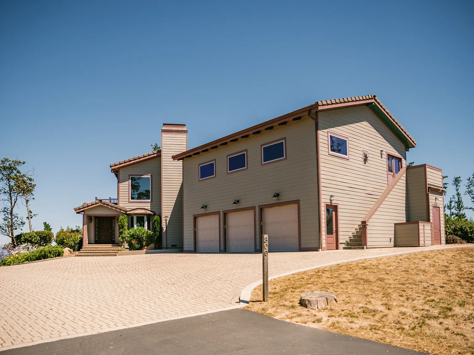 5 bed, 5.5 bath, 4700 sqft, $9,000 — Photo 2