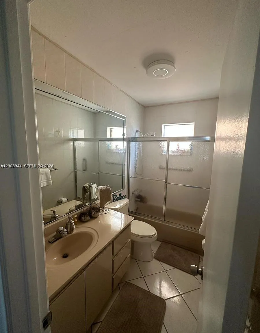 Golden Gate Condo Phase I — Photo 2