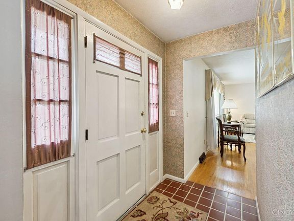 3rd image of 135 Silverwood Cir