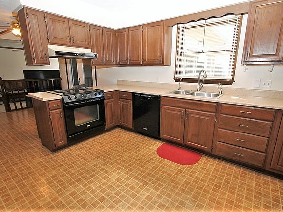 4th image of 1820 Beechwood Dr