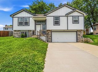12704 Applewood Dr, Grandview, MO 64030