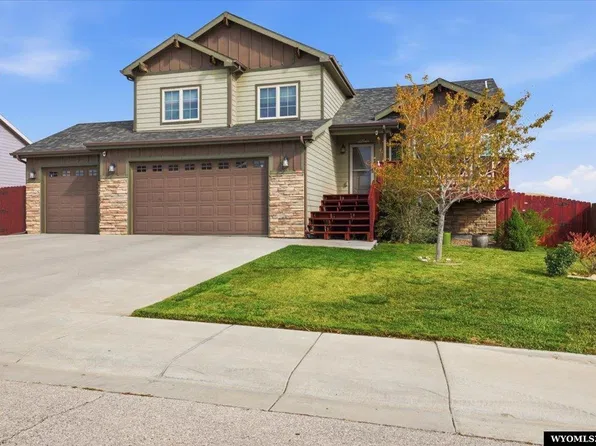 981 Prairie River Dr, Mills, WY 82604