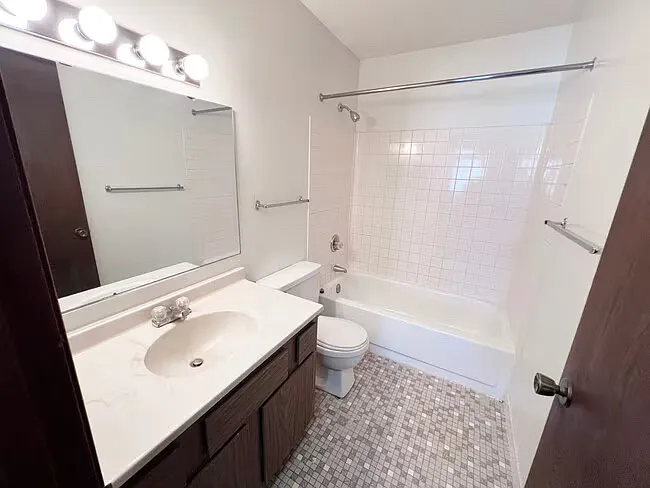 Lake Cove Village Apartments — Photo 52