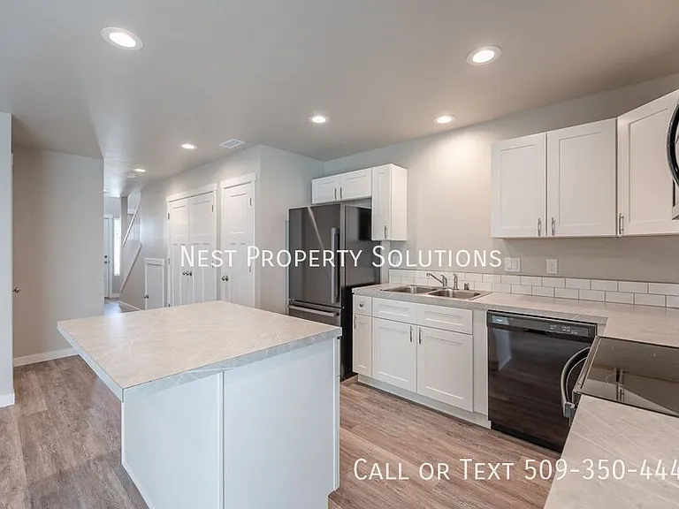 651 Hargraves Ave NE #B — Photo 10