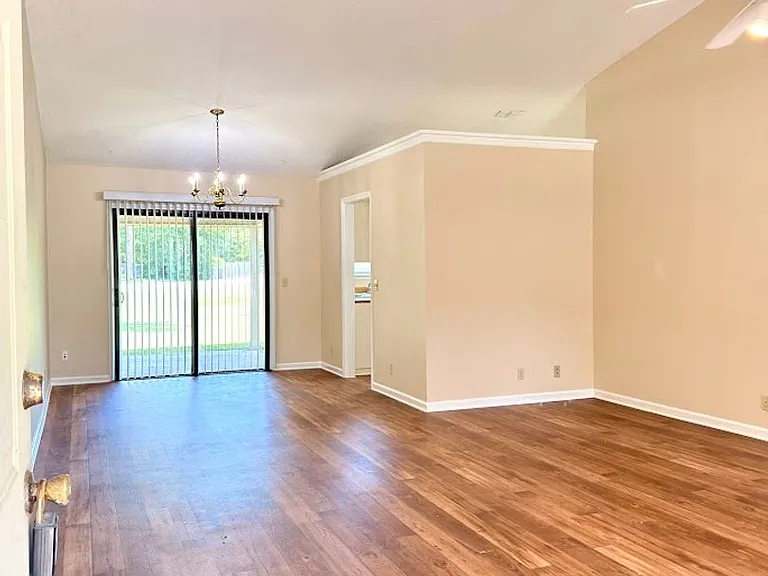 202 Cypress Dr — Photo 2