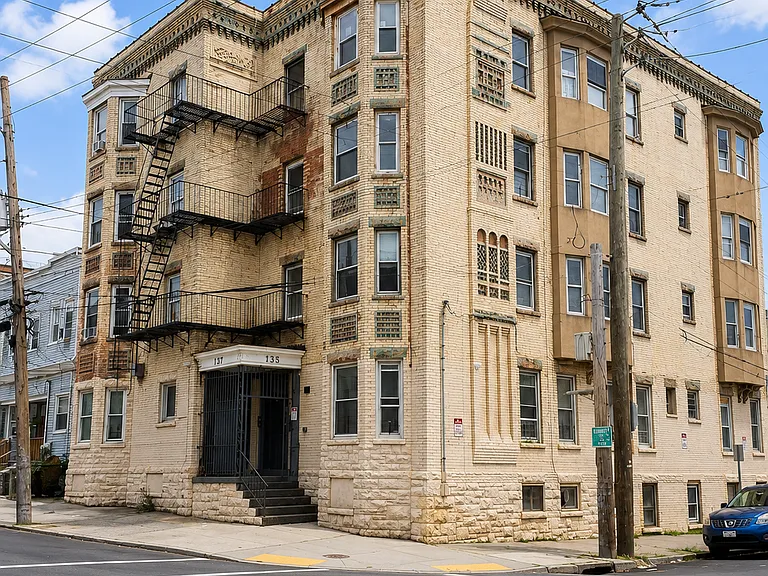 137 Hawthorne Ave #4B — Photo 1