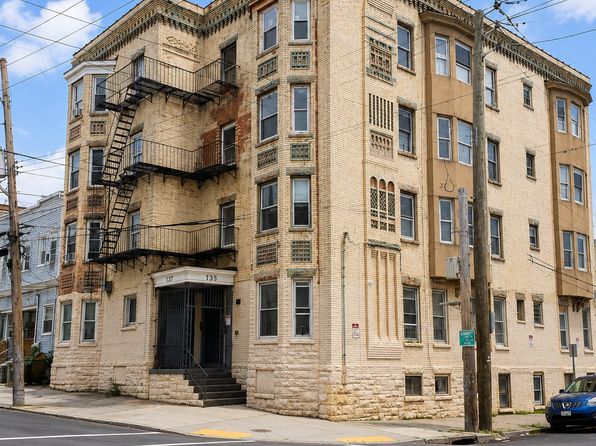 137 Hawthorne Ave #4B